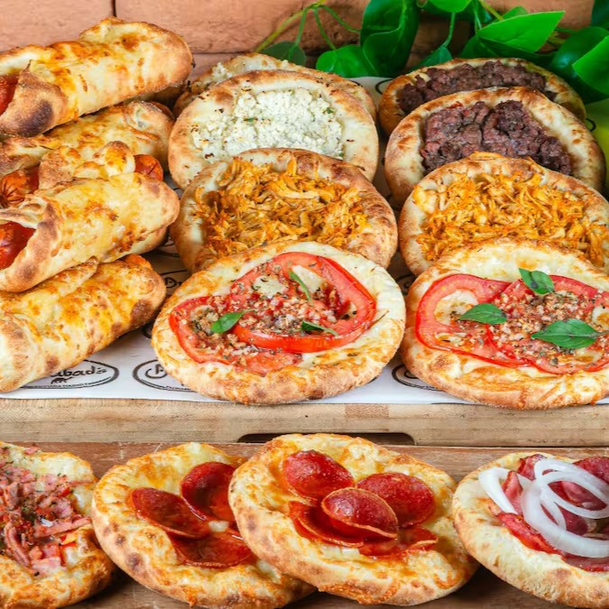 Combo Reunião Perfeita: 6 hot dogs, 2 esfihas de carne, 2 de queijo minas cremoso, 2 de frango, 2 de calabresa com mussarela e cebola, 2 de pizza, 2 de Marguerita e 2 de Pepperoni. Acompanha 2 Guaranás Antárctica 1,5l.