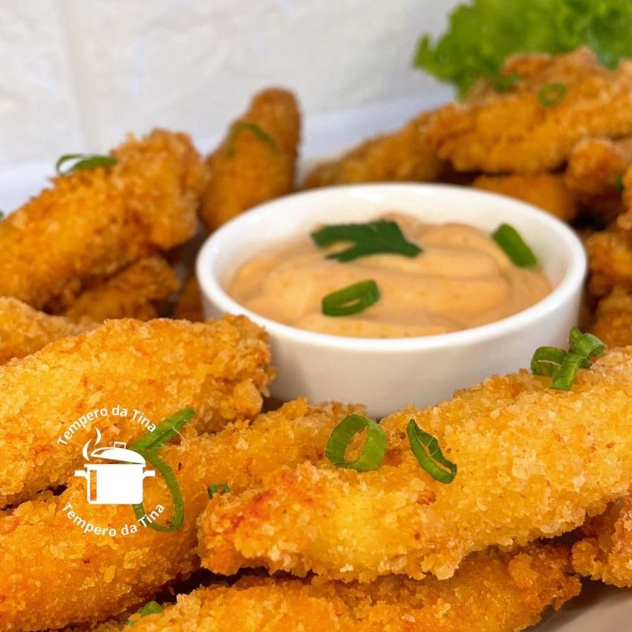 Experimente o saboroso Gurjão de Frango, um prato tradicionalmente brasileiro. Com 500g de frango empanado e cortado em pequenos pedaços + 500g de batata frita crocantes, e preparado com carinho e perfeição. Acompanha um irresistível molho rosé, que acrescenta um toque cremoso e suave ao prato, intensificando seu sabor. Perfeito para compartilhar, este prato é a opção ideal para quem aprecia um bom petisco. Uma verdadeira delícia que certamente vai conquistar seu paladar!