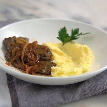 Composto por arroz - feijão - tirinhas de figado acebolado com purê - já enviamos em tirar para facilitar o consumo !