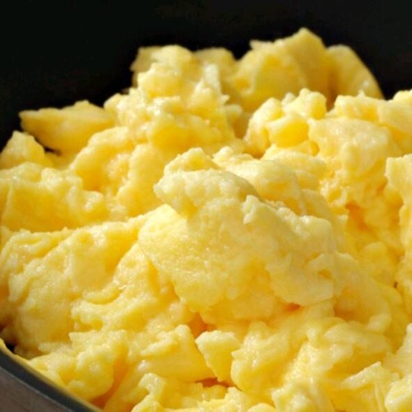 Delicie se com nossa porção de ovos mexidos. Um alimento nutricionalmente  completo e ideal para o consumo.