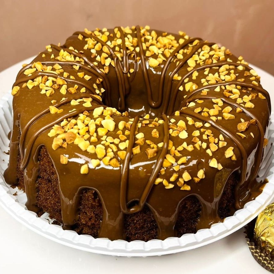 Bolo de chocolate caseiro, com uma cobertura maravilhosa de brigadeiro cremoso, Nutella pura e amendoim triturado, perfeito pro café, serve aproximadamente 6 pessoas;