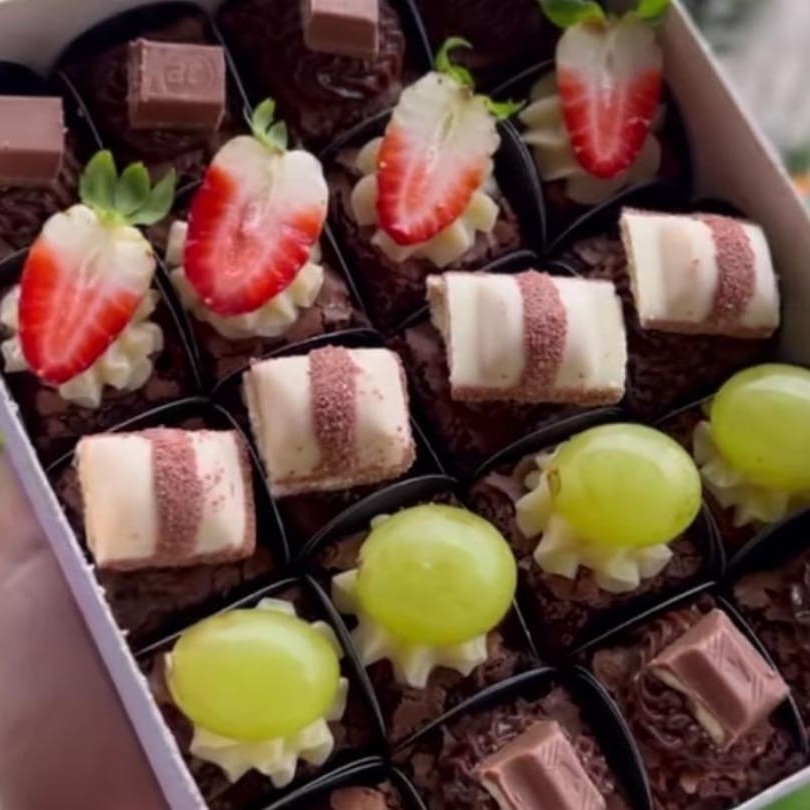 Brownie, chocolate preto e chocolate branco e de enfeite , morango, uva ,kit ket,Kinder boeno,Kinder ovor
