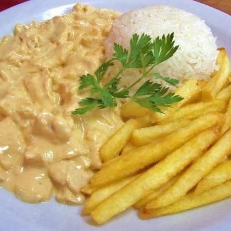 Arroz-strogonoff de frango e batata frita embalagem de 500ml