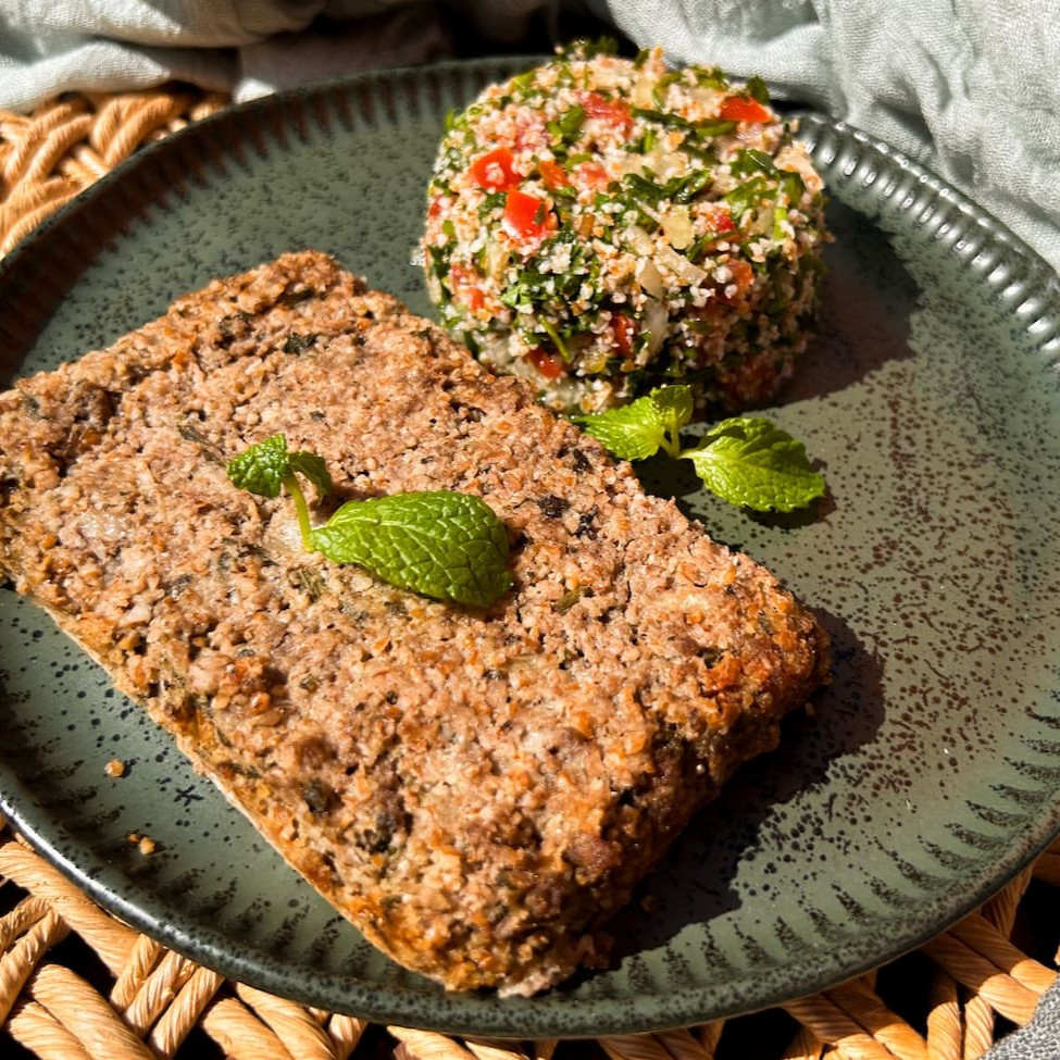 Quibe de forno com carne (pedaço individual) + salada tabule, super fresca e refrescante, com triguilho, tomate, cebola, salsa e limão (200g)
