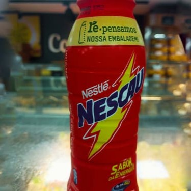 Energia pra viagem. Nescau Shake é uma nova maneira de tomar Nescau. Com uma fórmula ainda mais cremosa, vem numa garrafa com tampa de rosca para você levar por aí, a qualquer lugar. Ele contém Activ-Go, uma combinação exclusiva de nutrientes que é fonte de cálcio, ferro, vitaminas A, C, D e vitaminas do Complexo B, que fazem parte de uma alimentação equilibrada.