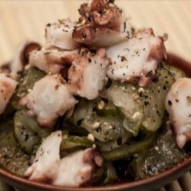 Cortes bem fininhos de pepino, polvo cozido, gergelim e molho especial.

O Sunomono com polvo une a leveza do pepino japonês finamente fatiado, marinado em um molho agridoce especial, ao sabor único e marcante do polvo fresquinho e macio. Finalizado com gergelim torrado, essa saladinha refrescante é a escolha perfeita para abrir seu apetite ou acompanhar seus pratos favoritos, trazendo frescor e uma explosão de sabor a cada garfada.