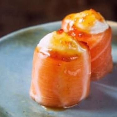 Joy de salmão é uma bolinha de arroz enrolado com neta de salmão por volta recheado com creame chessee e geleia de pimenta artesanal
