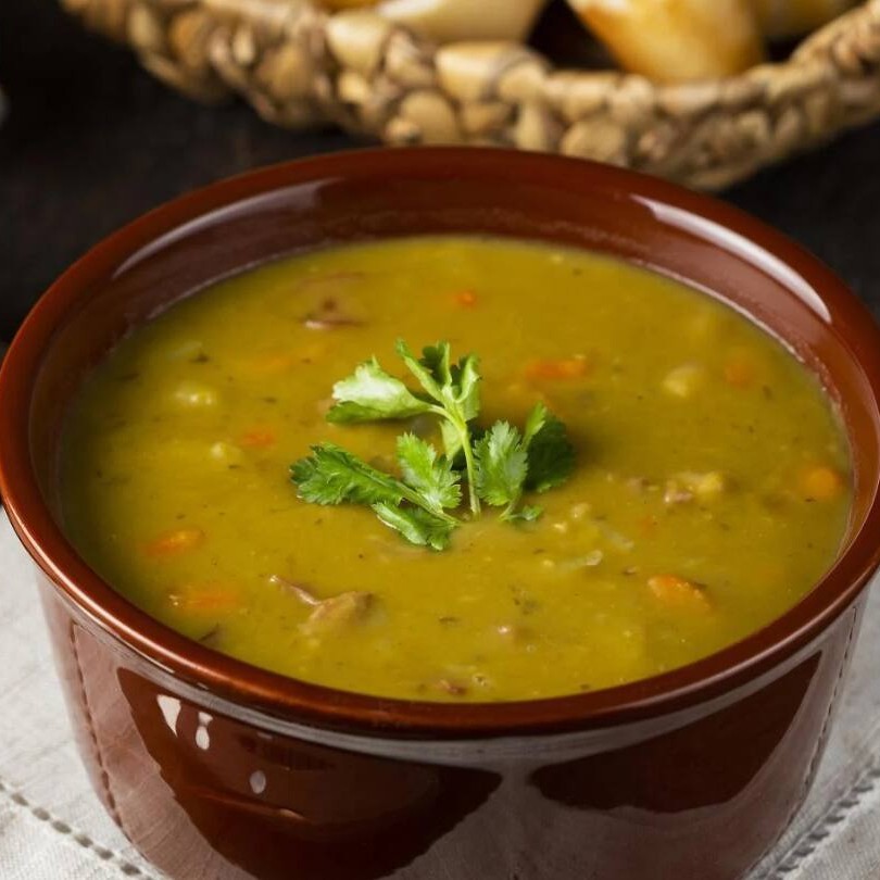 Cremosa, saborosa e feita com carinho! Nossa sopa de ervilha artesanal é preparada lentamente, com ervilhas selecionadas, temperos frescos e aquele toque caseiro que faz toda diferença.  Rica em sabor e textura, é perfeita para aquecer o corpo e trazer conforto em qualquer momento do Dia.  • Porção: 500 ml • Ingredientes principais: ervilha, cebola, alho, azeite, temperos naturais e leve toque de sal. • Alergênicos: pode conter traços de glúten. • Diferencial: receita caseira, cremosa e nutritiva, feita diariamente com ingredientes frescos.