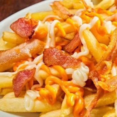 Porção de batata com cheddar, bacon e Catupiry.