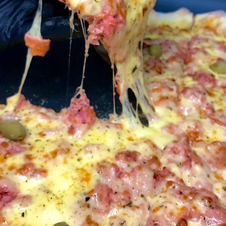 A campeã Toscana com aquele plus de recheio! Massa fina, molho de tomate, mais calabresa fatiada Aurora (a melhor do mercado), coberto com mais mussarela, orégano e azeitonas. A queridinha de todos.