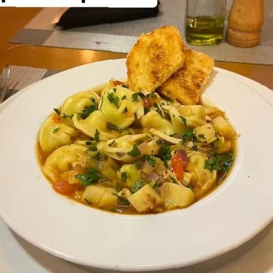 Delicioso  caldo com abobrinha verde, cenouras e frango desfiado  acompanha torradas