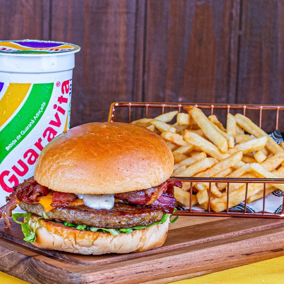 Delicioso X Tudo gourmet, com pão macio de brioche, suculenta carne, queijo derretido, ovo, bacon crocante, calabresa deliciosa, salada fresca e irresistível maionese especial.   Tentação do no .