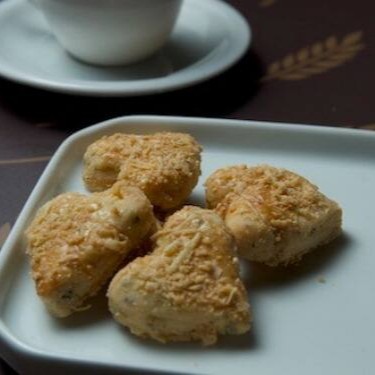 Pequeno no tamanho, gigante no sabor!  Nosso coração de parmesão é crocante por fora, macio por dentro e com aquele toque marcante de queijo que conquista em qualquer hora do Dia. Perfeito para acompanhar um café ou servir como petisco.  • Diferencial: preparo artesanal e sabor intenso de parmesão. • Alergênicos: contém leite, ovos e glúten.