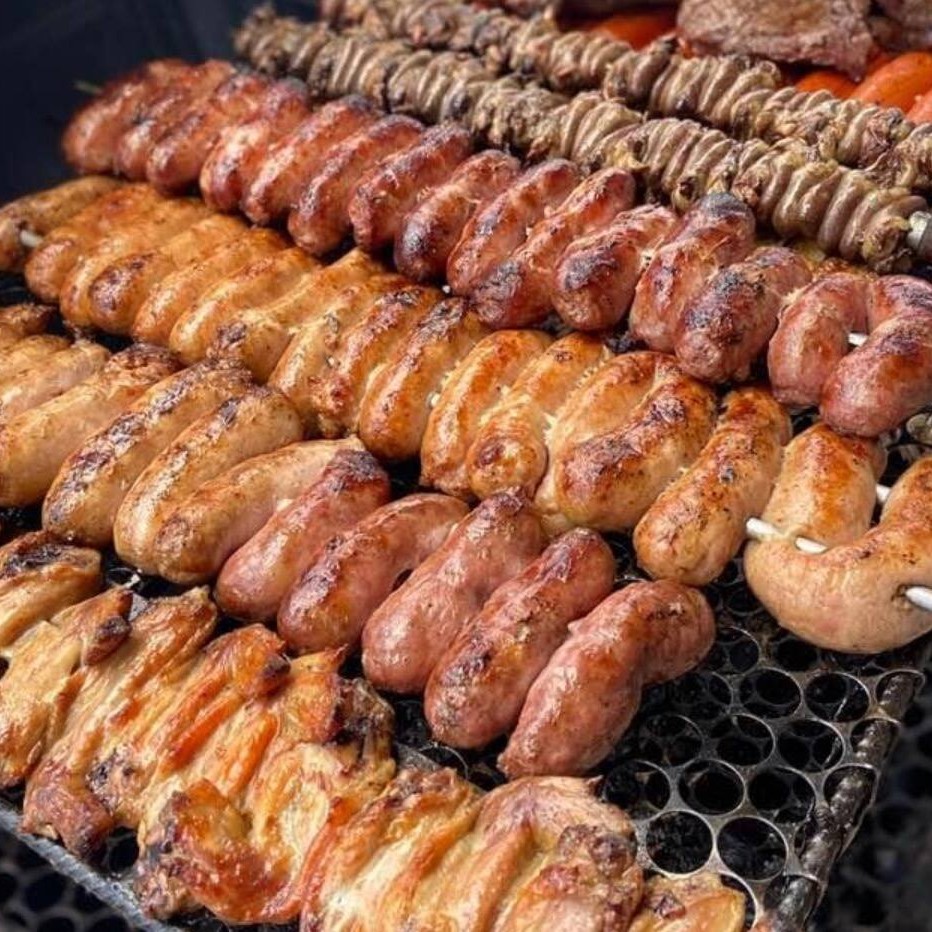 Contra filé , acompanhamento macaronese batata frita arroz e feijão.