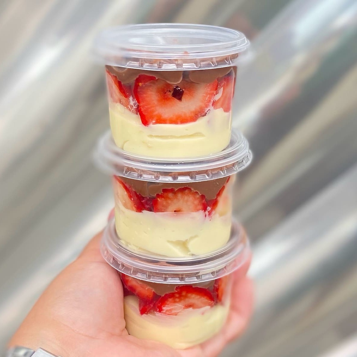 Creme 3 leites, morangos frescos e brigadeiro 100% cacau ! Finalizado com Granulê. Embalagem de 145ml