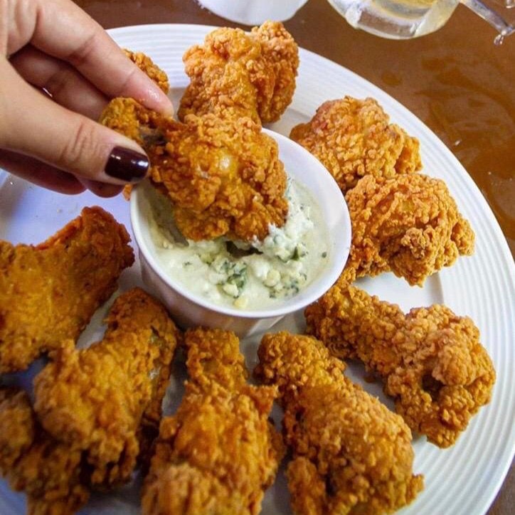 15 sobreasas de frango empanadas com temperos especias, acompanhada do delicioso molho da casa