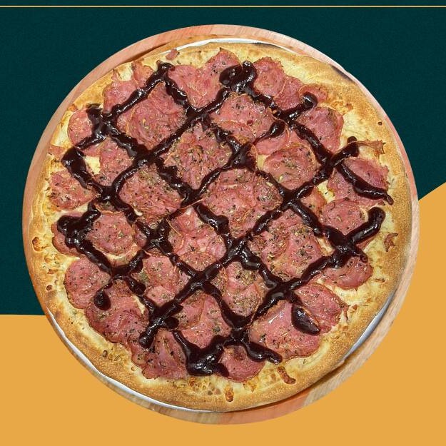 Molho de tomate, mussarela, calabresa, barbecue e orégano.