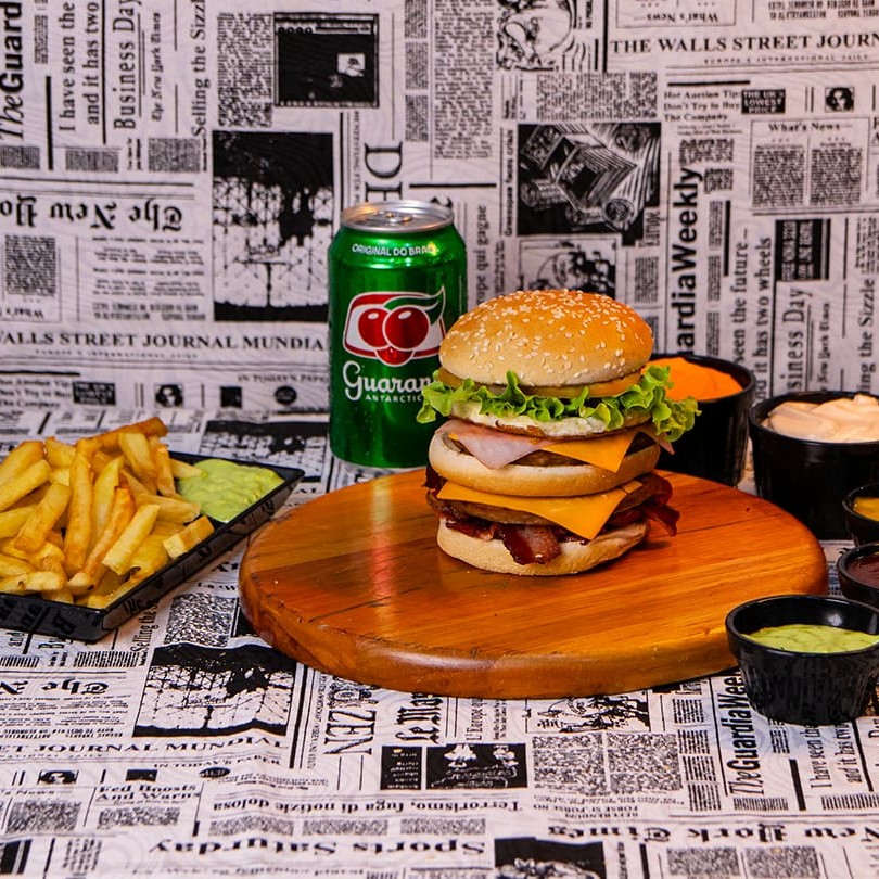 Hambúrguer + Batata pequena + refri lata 350ml -   3 Pães,2 carnes, 2 cheddar, calabresa, bacon, presunto, ovo e salada