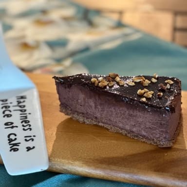 Nosso deliciosa torta de sorvete de chocolate com creme de avelã e base de biscoito amantegado crocante.