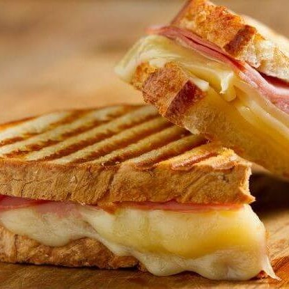 Misto quente no pão francês + Suco de Laranja de 300ml. Imagem ilustrativa