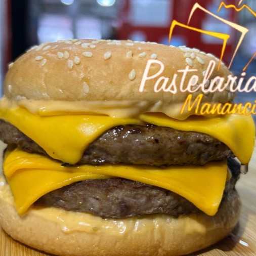 Sem miserinha! :) Pão com gergelim, 2un de hambúrguer de picanha 120g cada, 2 fatias de queijo cheddar da Polenghi, rodelas de cebola e o viciante molho Billy Jack Original.