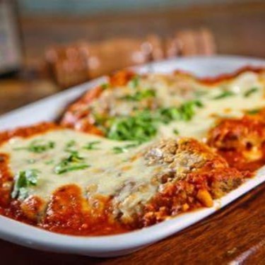 Bife  empanado , cobertos por uma camada de queijo e presunto e banhados por molho de tomate e uma pitada de orégano e alho frito pra finalizar para finalizar. → Campeão de vendas com receita especial da casa. Acompanha Arroz , feijão e Macarrão . Escolha entre Maionese , salada de legumes ou Fritas Obs: - Não acompanha farofa. - Embalagem Pt 102. - Ideal para uma pessoa.  Esperamos que você tenha uma ótima experiência com a gente.  Tag: Parmegiana de carne.