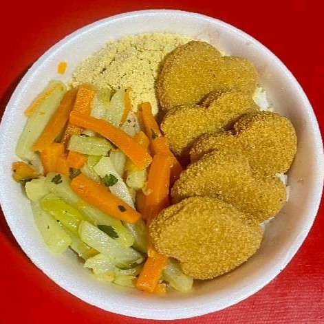 Acompanha arroz, feijão e farofa. Legumes com chuchu e cenoura temperada com salsa, vinagre, azeite e sal.