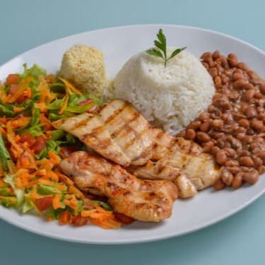 Deliciosa marmita de frango grelhado com arroz, feijão, farofa e salada e Guaraná natural bem geladinho