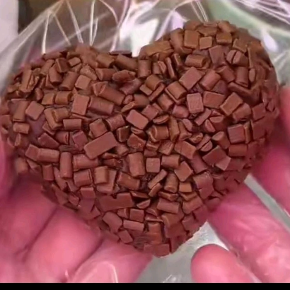 Brigadeiro e morango dentro