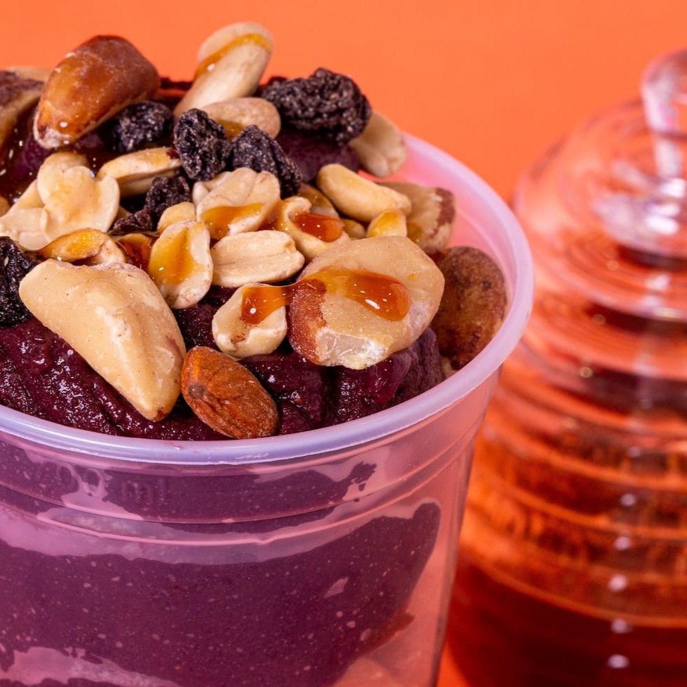 700ml de Açaí combinado manualmente com Castanha de caju, Castanha do Pará, Amêndoas, Passas e Amendoin.