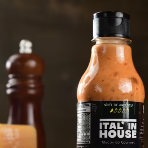Molho de pimenta artesanal de ardência suave, perfeito para massas e pratos do Dia a Dia. Pimenta premium para ter em casa! (210ml)