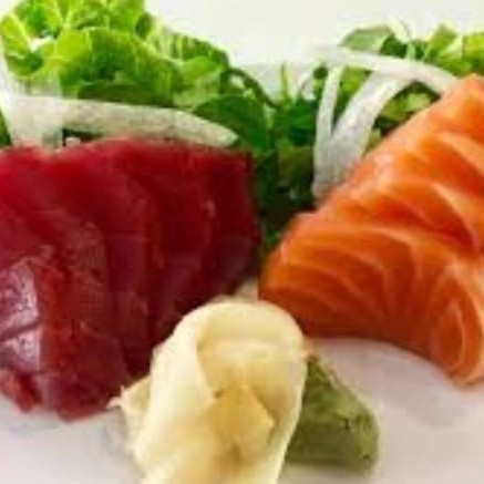 Fatias finas de salmom e atum