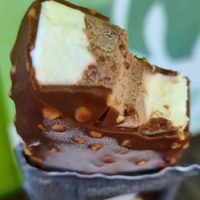 Desfrute do luxuoso Picolé Linha Diamond, uma verdadeira jóia da nossa seleção de picolés. Cada mordida é uma experiência indulgente, proporcionando um sabor irresistivelmente rico e uma textura cremosa que derrete suavemente na boca. Cuidadosamente confeccionado com ingredientes de qualidade, este picolé é o epítome do prazer sofisticado. O Picolé Linha Diamond é a escolha perfeita para os amantes de doces que apreciam o requinte em cada detalhe.