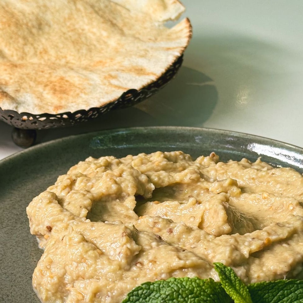 Pastinha de grão de bico com tahine. Super versátil e saborosa. Vegana Manter refrigerada. Acompanha 2 unidades de pão pitta