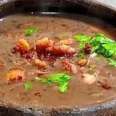 Tradicional feijão amigo com linguiça calabresa