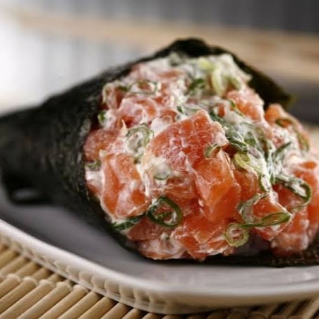 Temakis de salmão completo com creame chessee e cebolinha, enrolado de arroz por dentro e alga marinha por fora com formato de cone