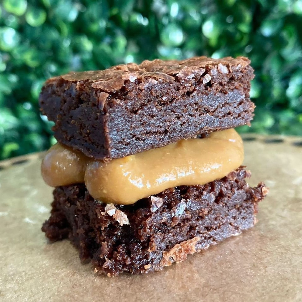 Duas camadas do nosso delicioso brownie 50%, recheado com uma bela camada de doce de leite ou brigadeiro belga.