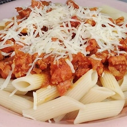 Deliciosa massa penne , com o seu molho preferido, molho de tomate caseiro, molho bechamel ou molho de strogonof de frango finalizado com queijo muçarela ou parmesão, você escolhe ;) Experimente e tenha uma excelente refeição caseira feita pela Nonna! Aproveite a promoção de novidade.