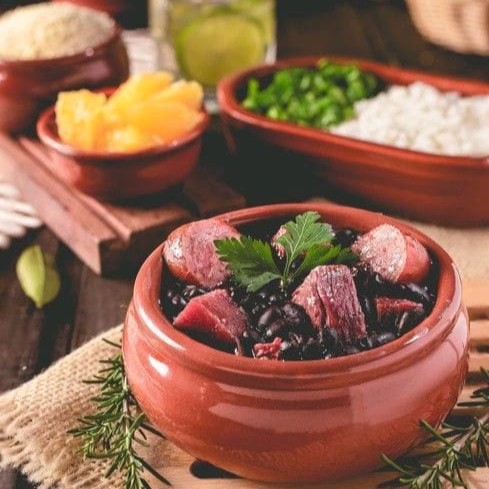 2 marmitas de feijoada ,Paio, calabresa,carne seca feita com temperos selecionados, acompanha Arroz Soltinho,couve refogada, Farofa especial da casa