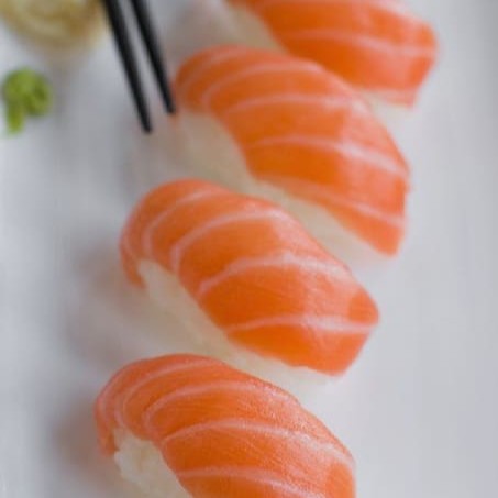 Niguiri cobero com fatia de salmão 5 unidades