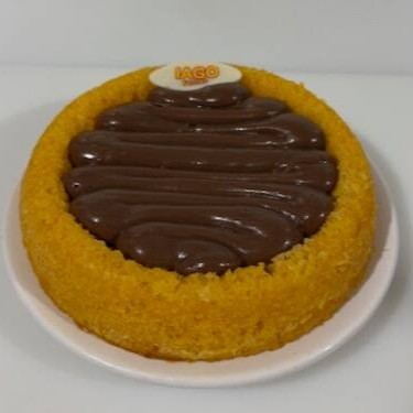 Bolo em formato redondo- 18cm Massa de cenoura com cobertura de chocolate
