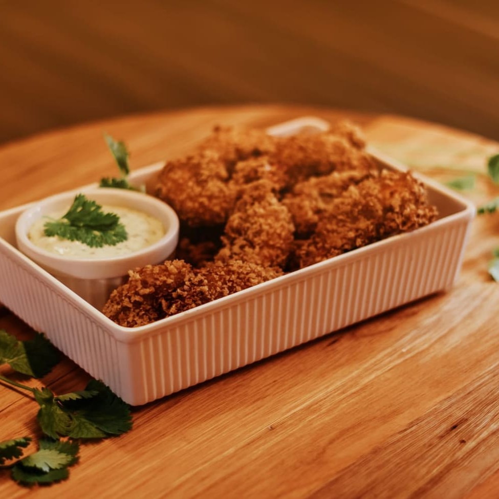 12 unicades de uma suculenta isca de frango acompanhado de molho a sua escolha