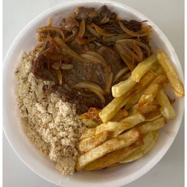 Desfrute de um suculento bife de contra filé ou alcatra, cuidadosamente preparado para acentuar o sabor autêntico da carne. Acompanha arroz soltinho, feijão temperado no ponto certo, macarrão envolto em um molho delicioso e farofa crocante. Além disso, é servido com batatas fritas douradas e crocantes, e para completar, você pode escolher entre uma salada de legumes frescos ou uma refrescante salada verde. Uma quentinha caseira grande, repleta de sabor e tradição, perfeita para uma refeição completa e satisfatória!