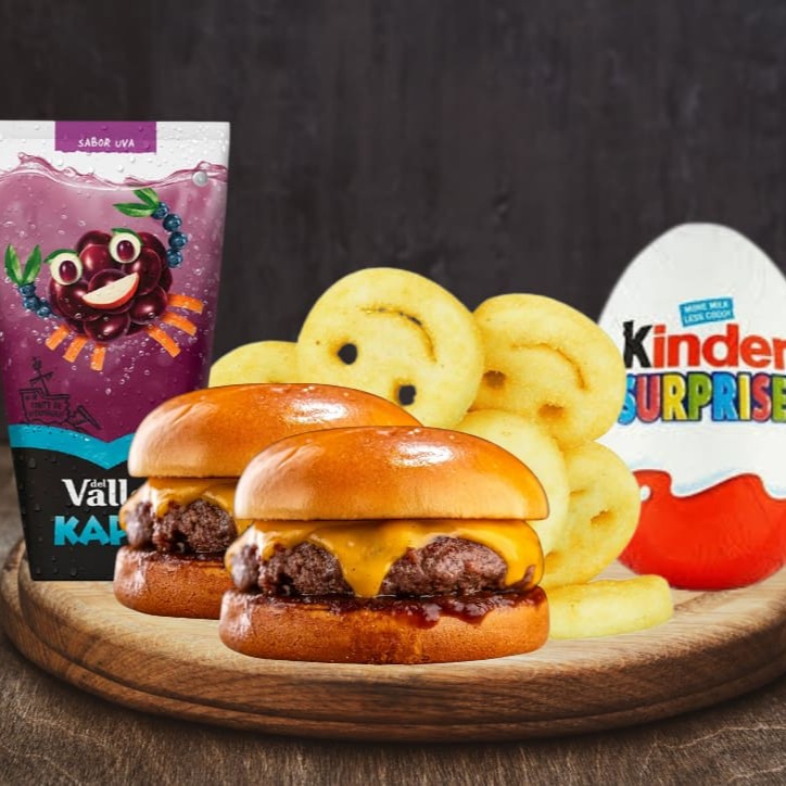 Agora você todas as opções para a família! O combo  Kids acompanha 2 deliciosos mini burguers cheddar melt com ketchup, batata smiles, 1 suco e 1 Kinder Ovo, para encerrar o lanche com muita diversão!  #combkids #kids #Kinder #kinderovo #crianca