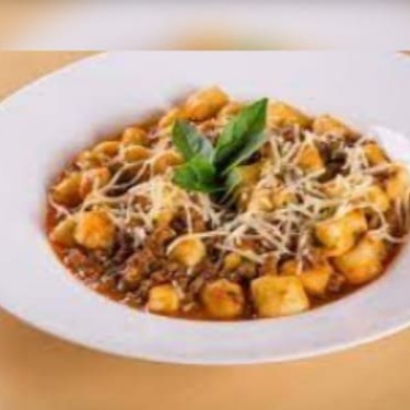 Delicie-se com o nosso aclamado Gnocchi (Nhoque) ao Molho à Bolonhesa (Patinho), um dos nossos pratos mais vendidos e adorados. Este prato italiano autêntico, cuidadosamente preparado, é uma combinação de suaves gnocchis, perfeitamente cozidos, cobertos com um molho à bolonhesa rico e saboroso. Disponível em três tamanhos: 400g, 500g e 800g, para satisfazer todos os apetites. Uma experiência culinária que certamente deixará você querendo mais!