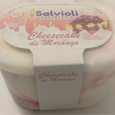 Sorvete de Cheesecake, mesclado com calda e pedaços de Morango.