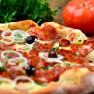 Pizza Grande 30cm : Pepperoni, poró, azeitonas pretas, muçarela artesanal, molho de tomate pelati italianoe orégano.