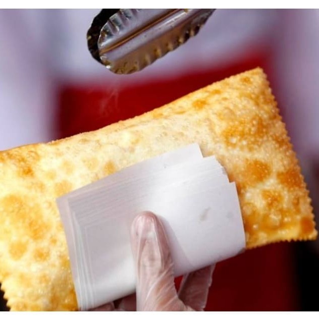 Pastel de doce de leite com queijo tamanho tipo de feira.