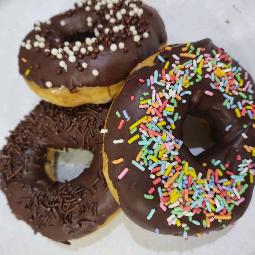 Uma unidade de donut delicioso com cobertura de chocolate.