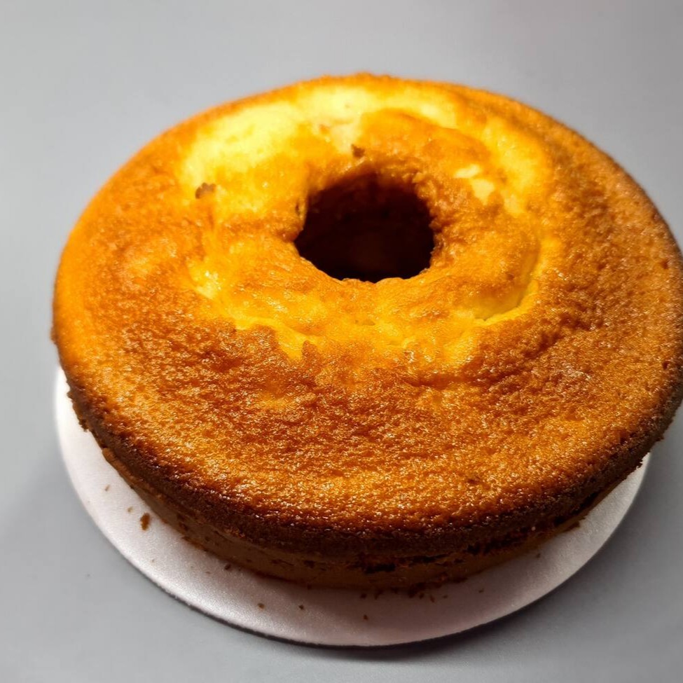 Bolo feito com massa especial sabor abacaxi e com pedaços de frutas